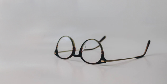 Glasses on table face up to avoid scratches<br /></picture>
