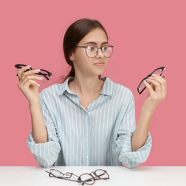 Selection of frames for different face shapes with descriptive imagery
